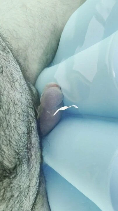 수영장에서 자지를 문지르다