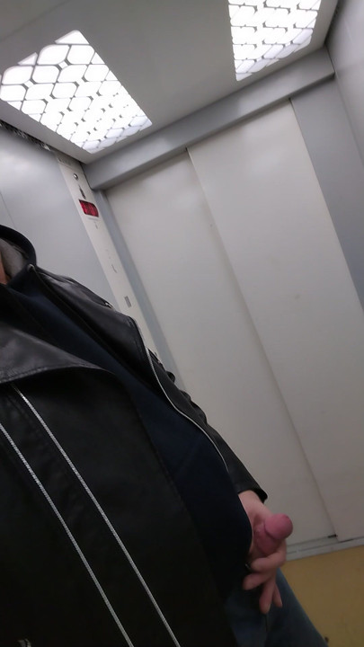 Quando você se sentiu com tesão no elevador