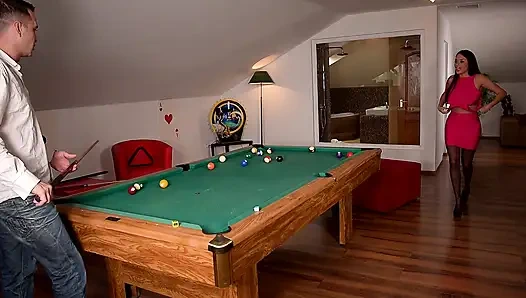 Горячий Трах У Бильярдного Стола В Чулках И С Ногами Под Выпячивающимися