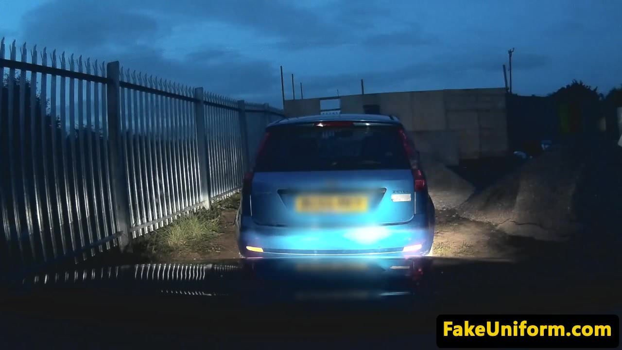 Polițista trage peste gagica țâțoasă pentru a-i fute pizda