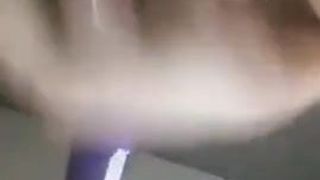 Une page de salope coquine se masturbe devant la caméra
