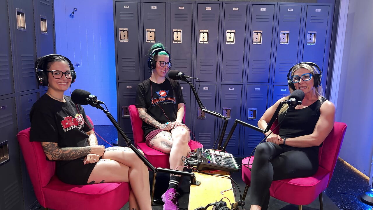 Luna Lovely e Nikki Zee se juntam a Ariel na conversa no vestiário