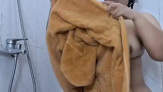 Asyalı orta yaşlı seksi kadın spor salonunda fitness yaptıktan sonra terini temizliyor - minokiiko