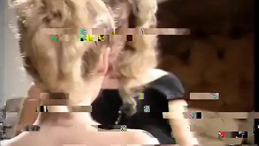 Coule von heißen blonden, Barbii sind fond of trinken von der pelzigen tasse