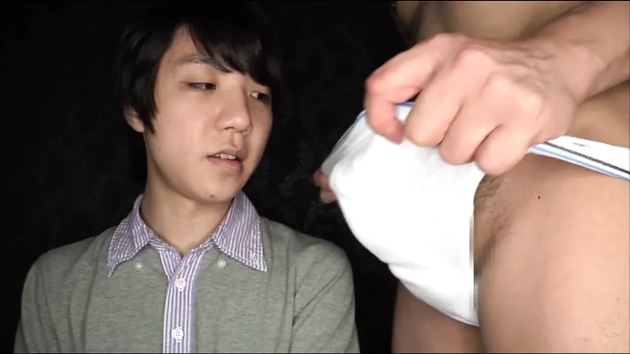 Slatka japanska twink crossdress da puši kurac