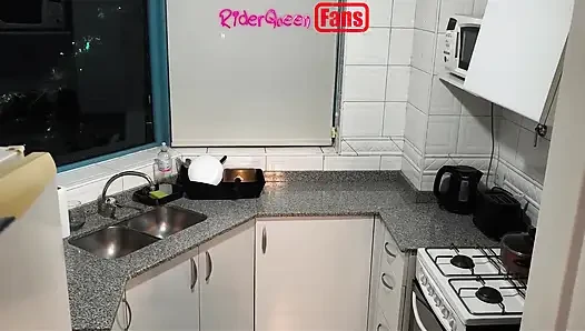 Hayranlar için video, üvey annenin mutfaktaki sırları
