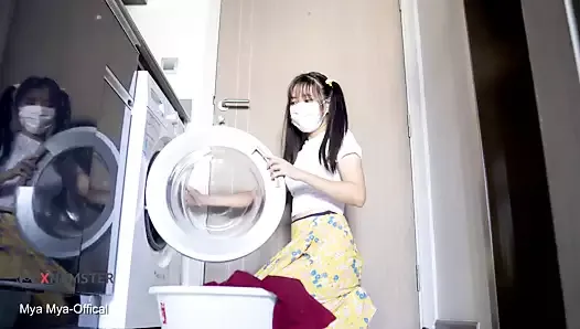 La pequeña criada de Myanmar se queda atrapada en la lavadora y luego es follada en el culo por detrás