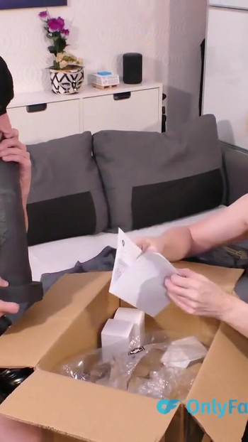 Emotionaler Moment von "Entboxen meinen neuen strapon-harness und Silikondildos"