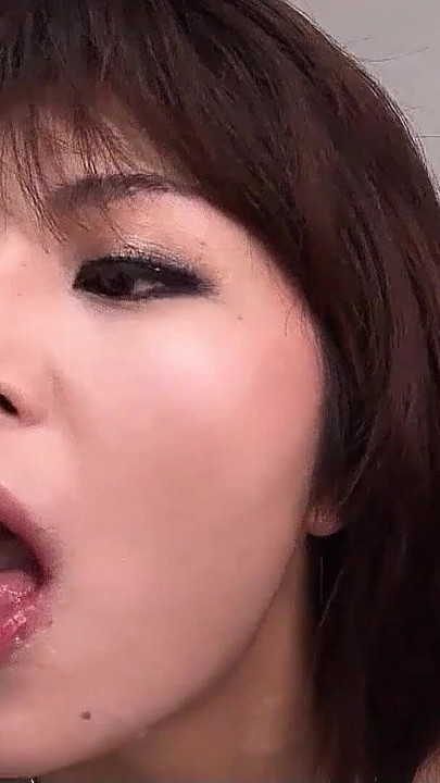 Emotivní okamžik z "Extrémní bukkake blowbang s hubenou japonskou teenagerkou"