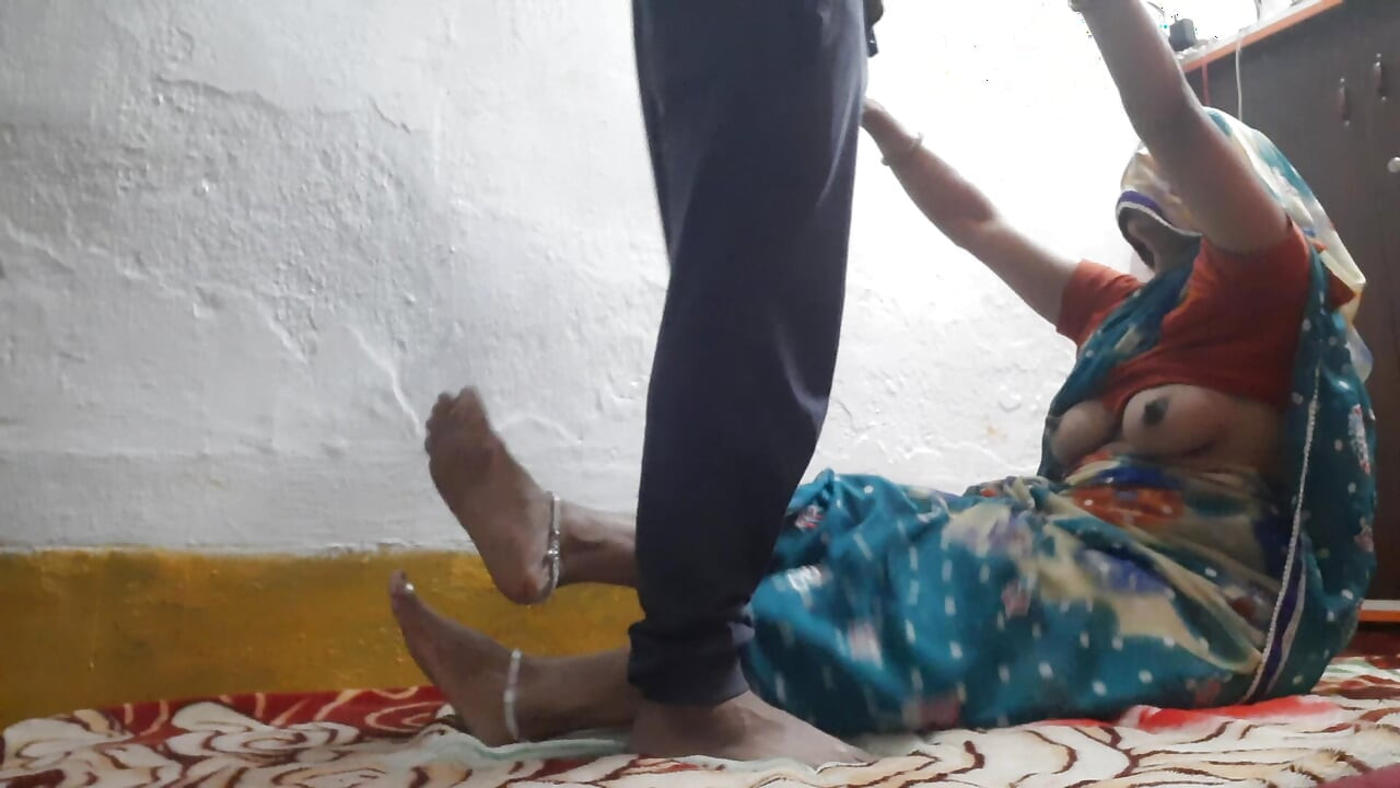 רומן חם עם משרתת צעירה