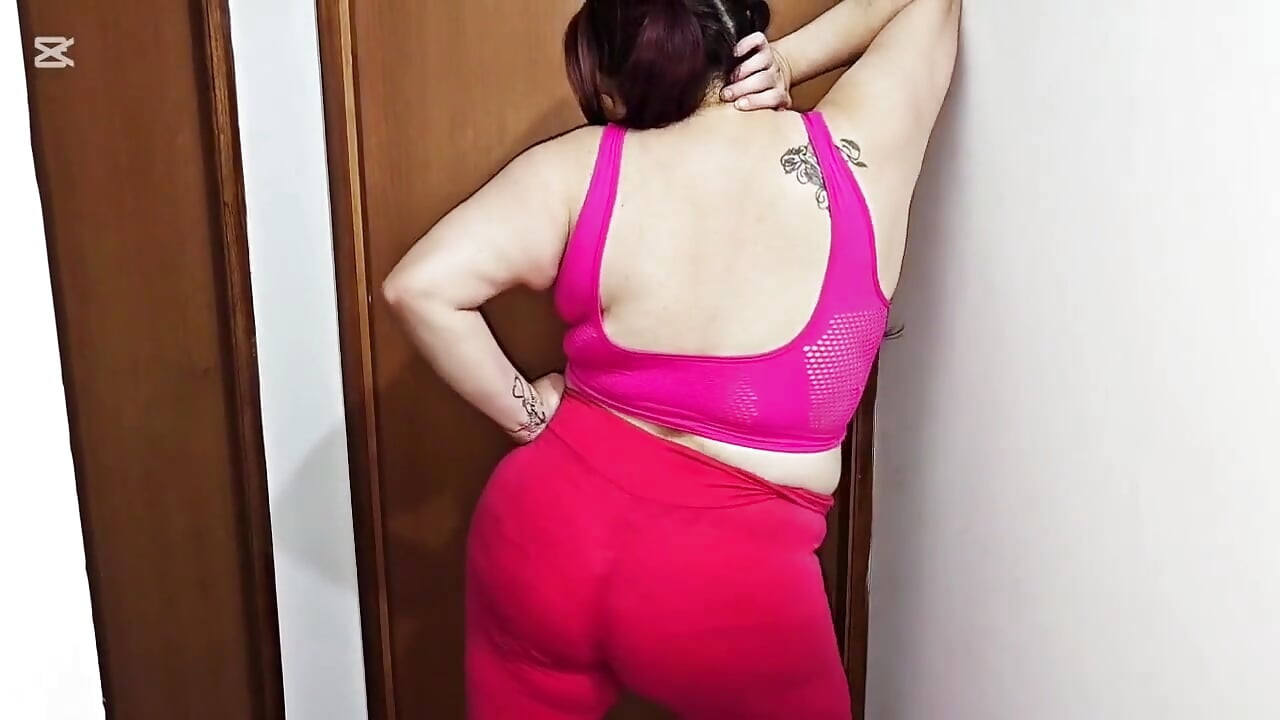 Sporty merah jambu melancap memancut syahwat Jet dengan dildo keras