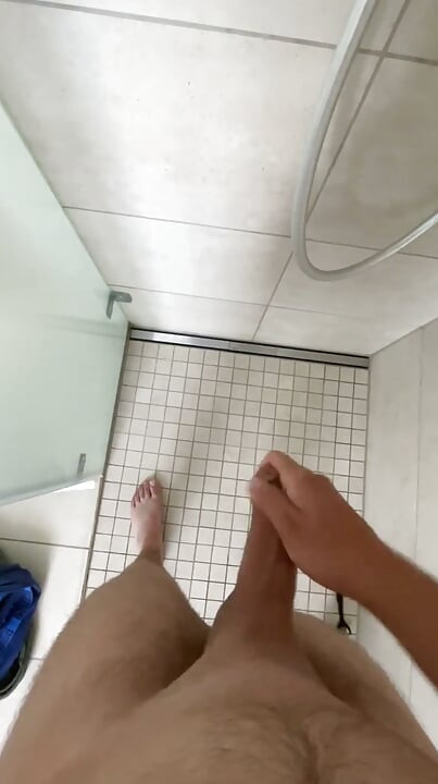 sprute uten å ta på seg i dusjen