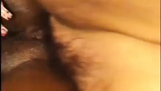 Siyah ve beyaz kıllı amcık dildoyla sikişiyor