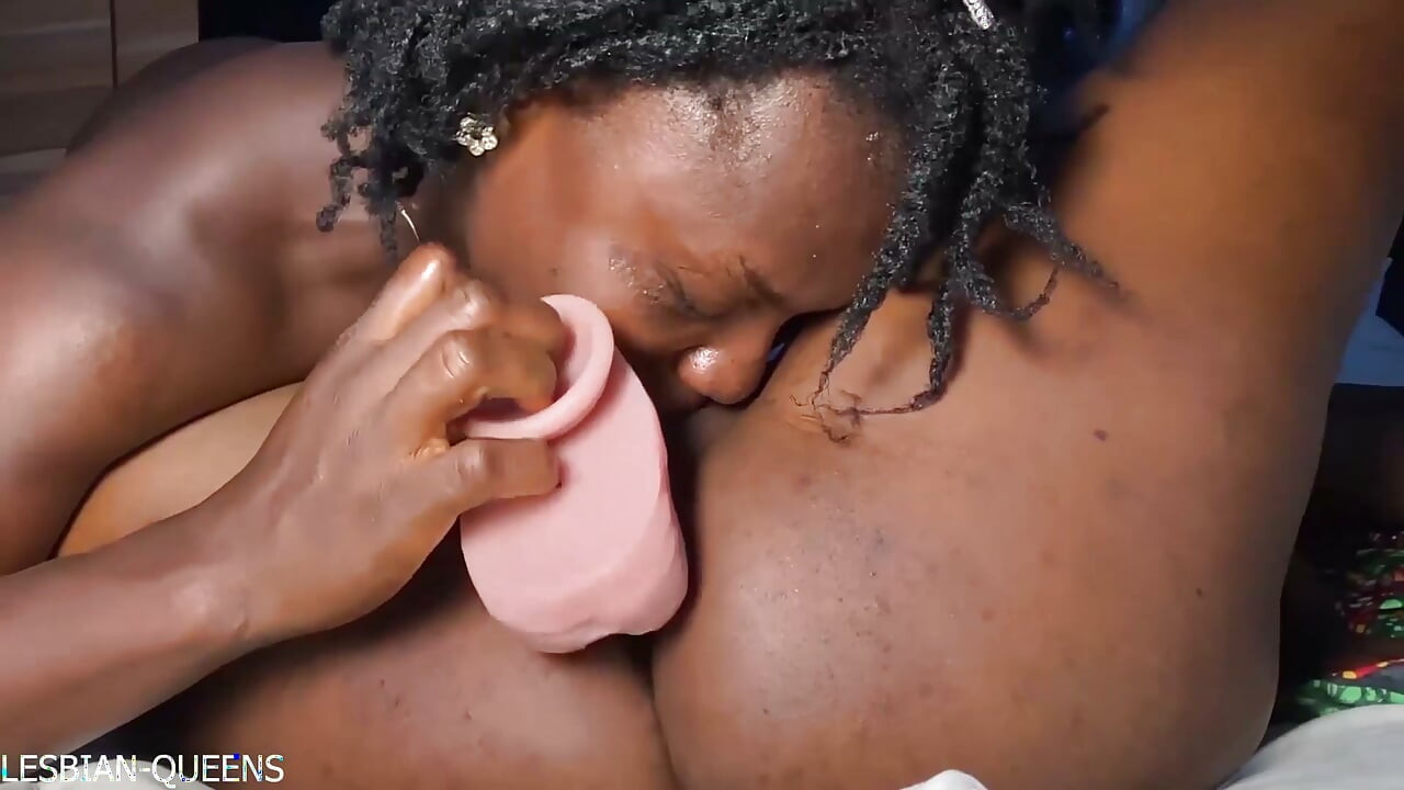 Sensual Ebony Lesbian Pussy Eating in African Style