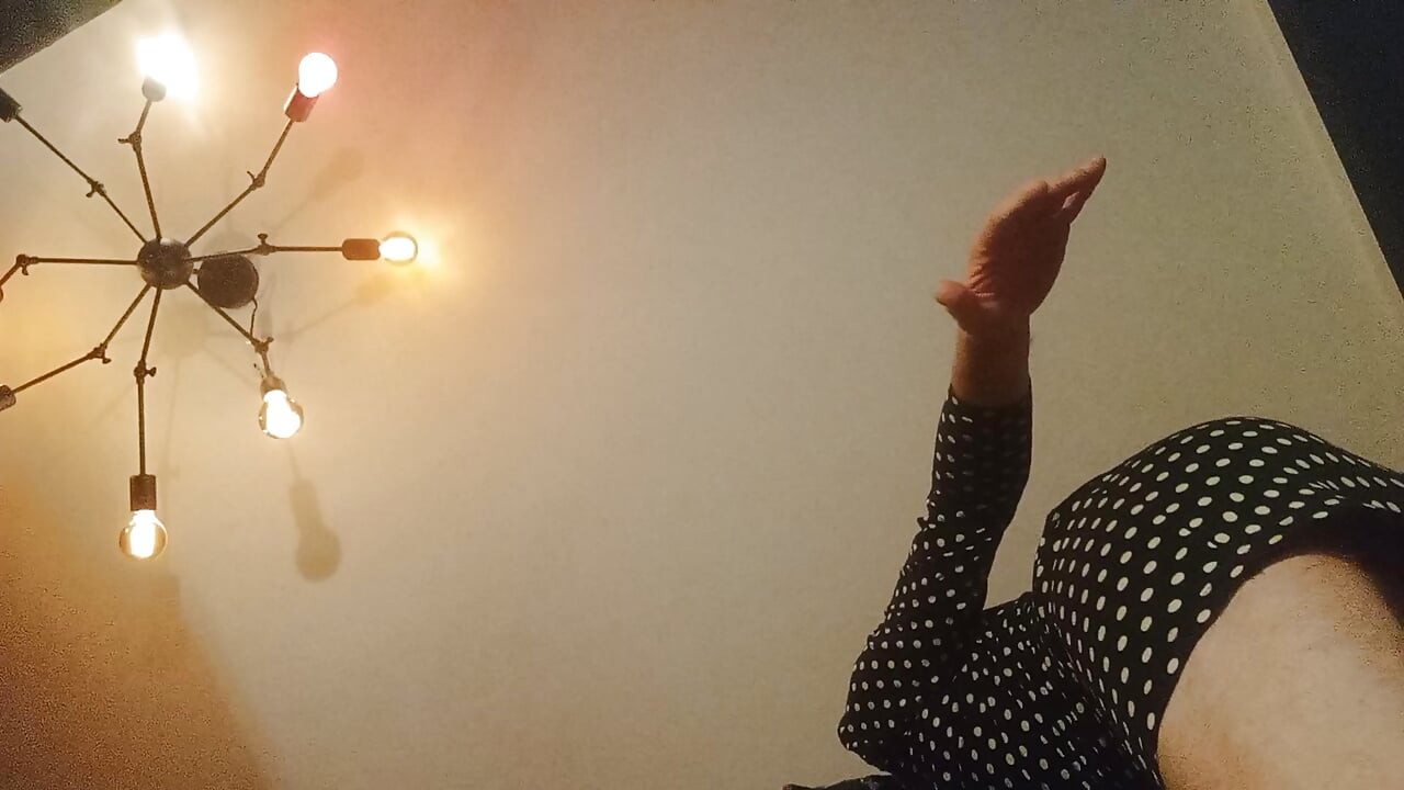Extraña cissy peluda te ofrece su culo