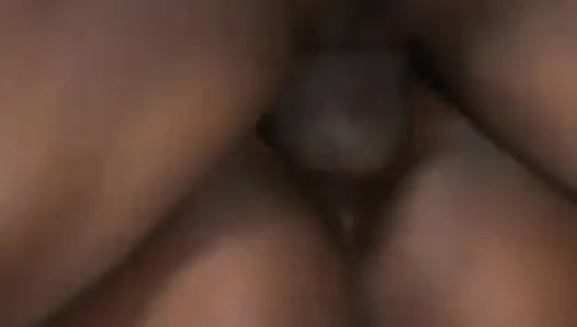 Bu siyah piliç bir yarağı gırtlağına kadar alıyor ve sikişiyor
