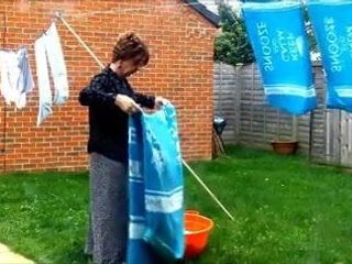 Sissy žena v domácnosti visí na praní