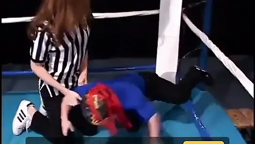 Zwerg-wrestler wird von dem brünetten schätzchen gefickt und geritten