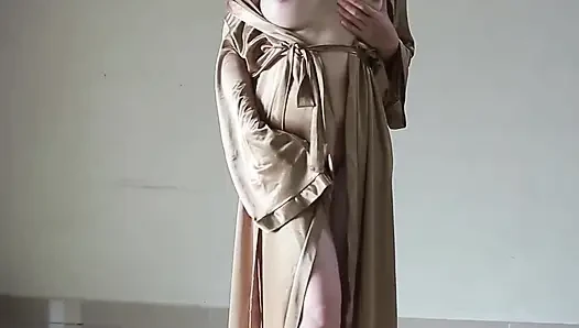 Endonezyalı tobrut kız seks yaparken seksi saten bornoz giyiyor