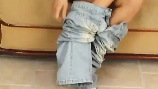 Schöne brünette strippt beim casting