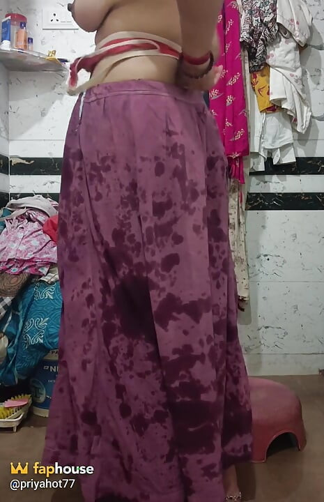 Priya Bhabi lepa zadnja strana velika guza snimak kupanja
