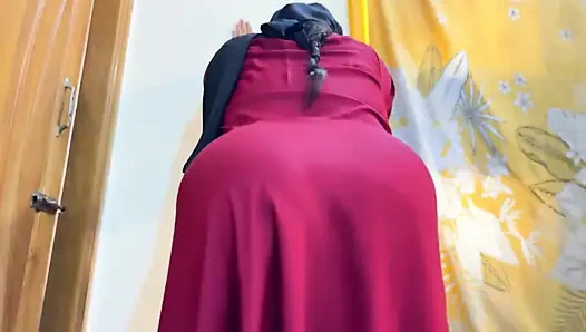 Güzel ateşli üvey anne Suudi Arabistan'da burqasını açıyor ve büyük götünü gösteriyor - tesettür ve peçeli seks