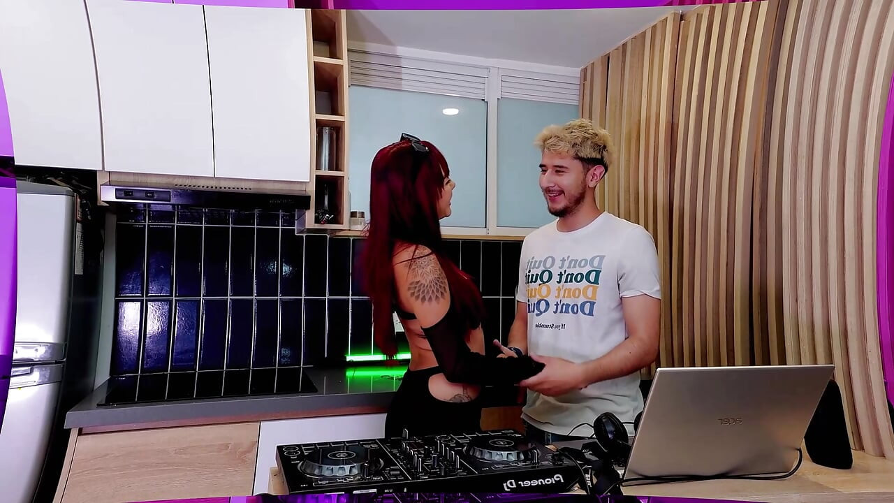 Sexy hitsige studente krijgt CJ-lessen maar zuigt uiteindelijk lul