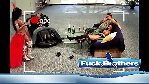 Çarpıcı Fransız hatun sert sikiliyor ve götü dölle kaplanıyor