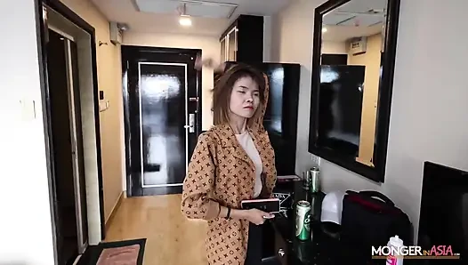Minyon Asyalı bir adamla sikişiyor