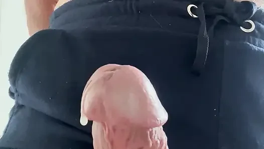 Sert yarağımdan bir damla alıyorum