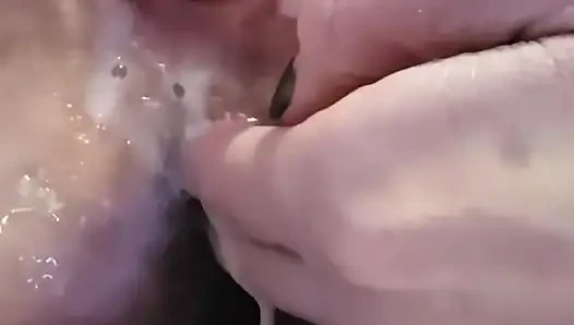 Istri ngomong kotor muncrat tiga kali di panggilan video