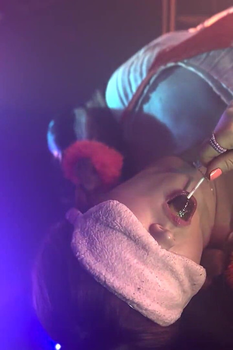 继父和我玩蒙眼让我高潮游戏