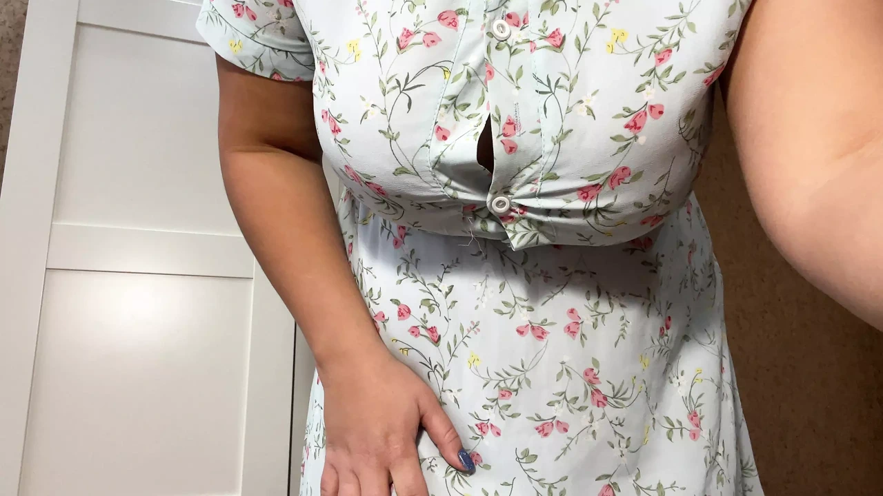 丰满的Eva喜欢用手指自慰她的阴户，下流话，Eva的大声呻吟