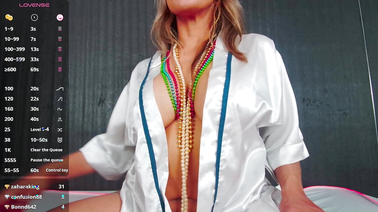 LOUCA MILF QUER PEGAR SEU PAU COM SEUS COLARES !!