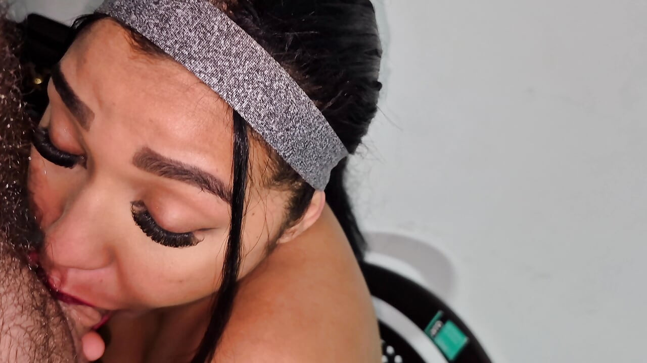 私の友人の内気な彼女がアナルセックスの専門家です。