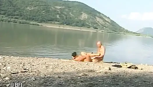 Kısa saçlı olgun sürtük plajda seks yapıyor