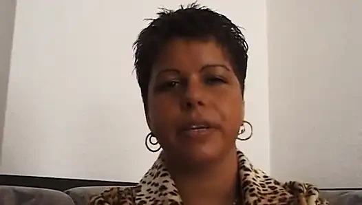 Pelacur ebony pantat besar menggosok dan meraba memeknya di casting