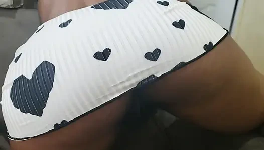 Большая задница в видео от первого лица - фигуристое мясистое тело с натуральными настоящими вибраторами