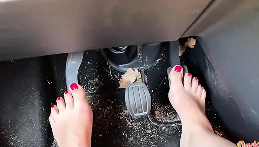 Mengemudi tanpa alas kaki dan tanpa celana dalam