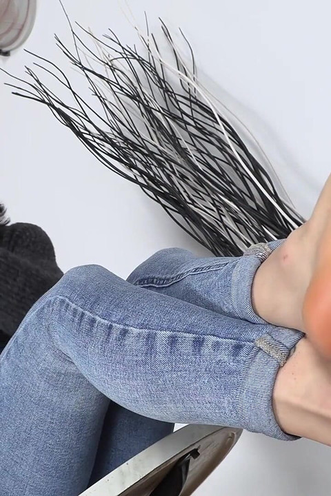 الجميلة ذات الشعر الداكن الرائعة بيترا تغري بقدميها وقدميها المذهلتين