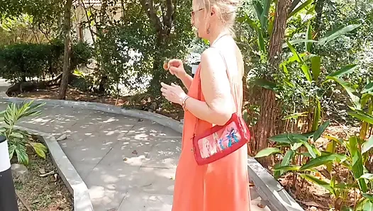 Istri Pirang Dewasa Menikmati Seks Setengah Telanjang