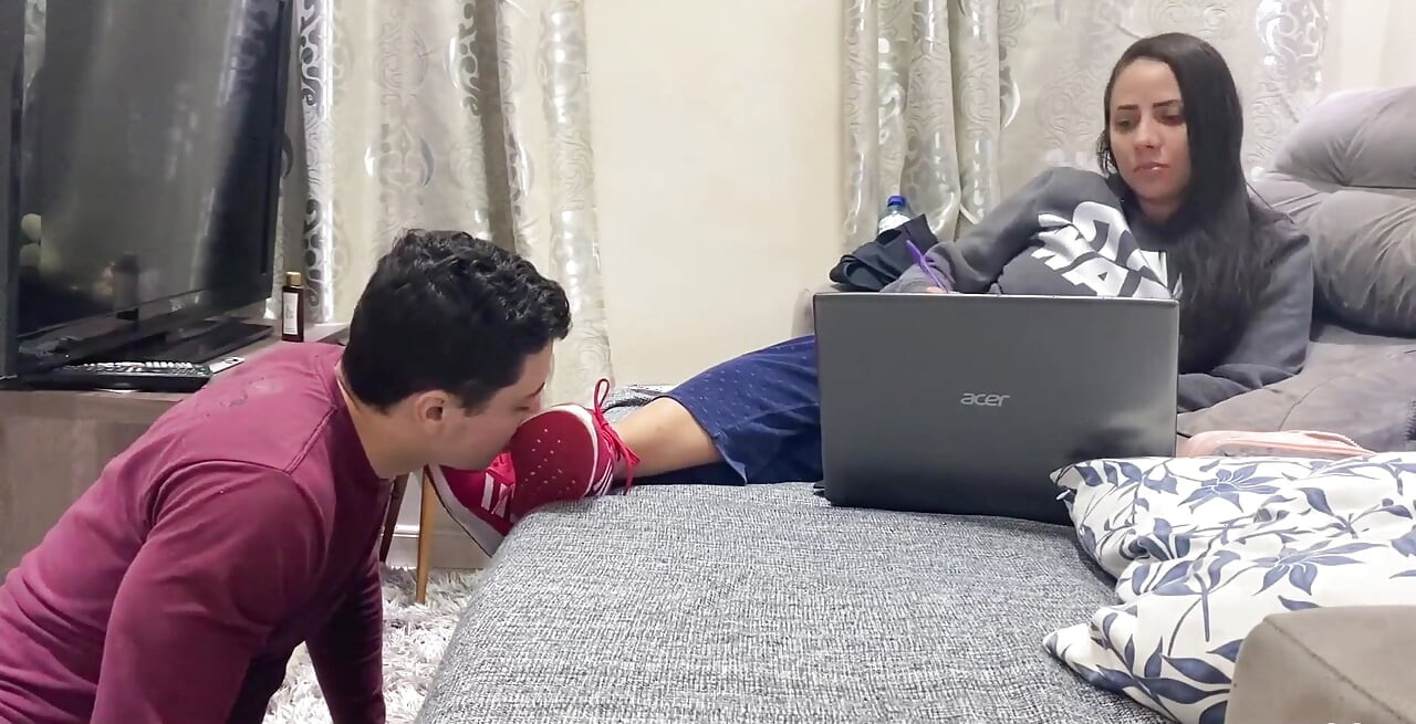 كيفا تتجاهل عبدة القدم بينما يلعق حذائها الرياضي نظيفا