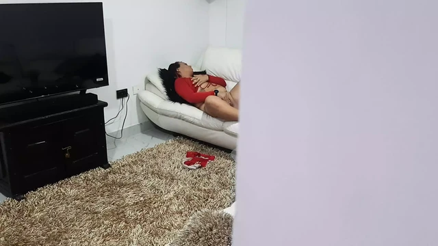 Он снял ее на видео, пока она богато мастурбирует на диване