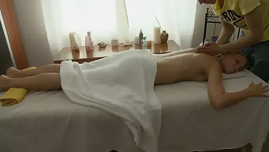 Saftige blonde nymphomanin Hailey wurde erneut zu einem speziellen massagesalon verpflichtet