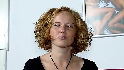 Deutsche blonde schlampe spielt in solo-action mit einem großen dildo