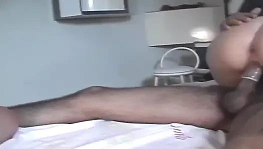 Büyük memeli orta yaşlı seksi kadın t-girl ve sikicileriyle üçlü sikiş seansı