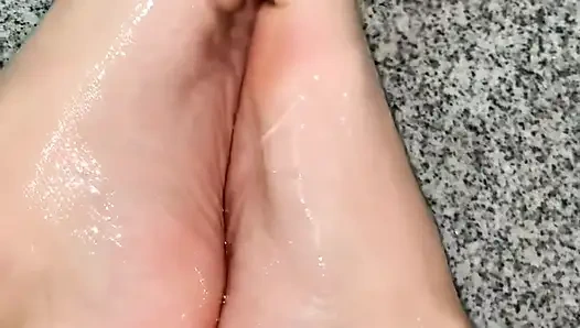 Ступни в масле для тела