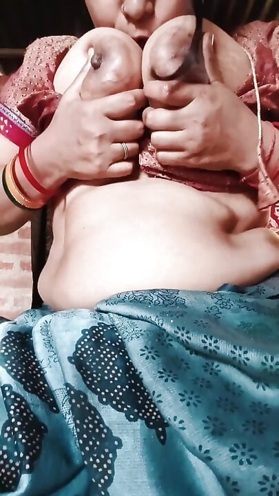 देसी गृहिणी अपनी हॉट तंग चूत की फुहार छोड़ रही है