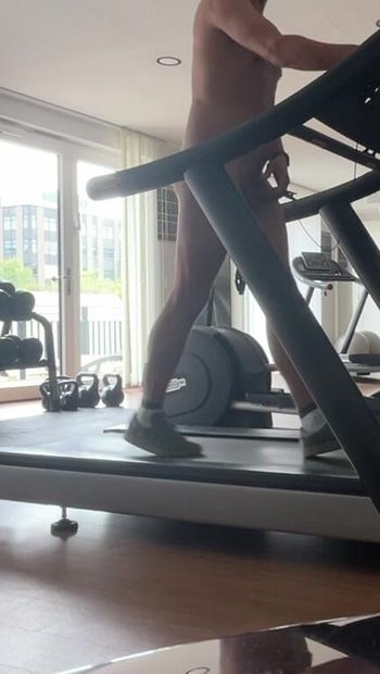 Treadmill berjalan telanjang di hotel