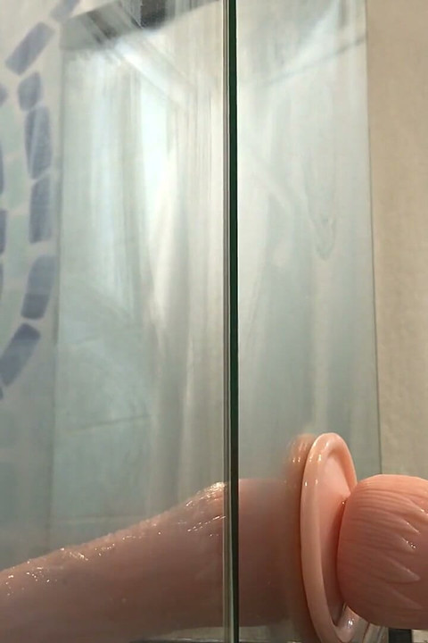 그녀의 입과 얼굴에 똑바로 사정하는 가짜 자지